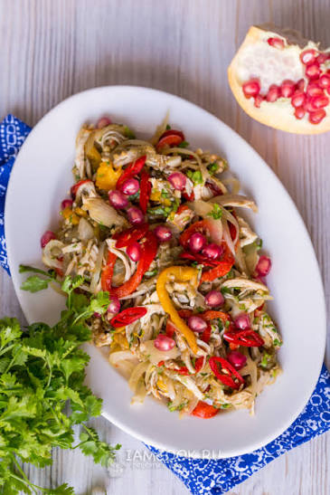 Açiçeli salatı (toyuq filesi, rəngli bibərlər, badımcan, qoz ləpəsi, soğan, sarımsaq) 