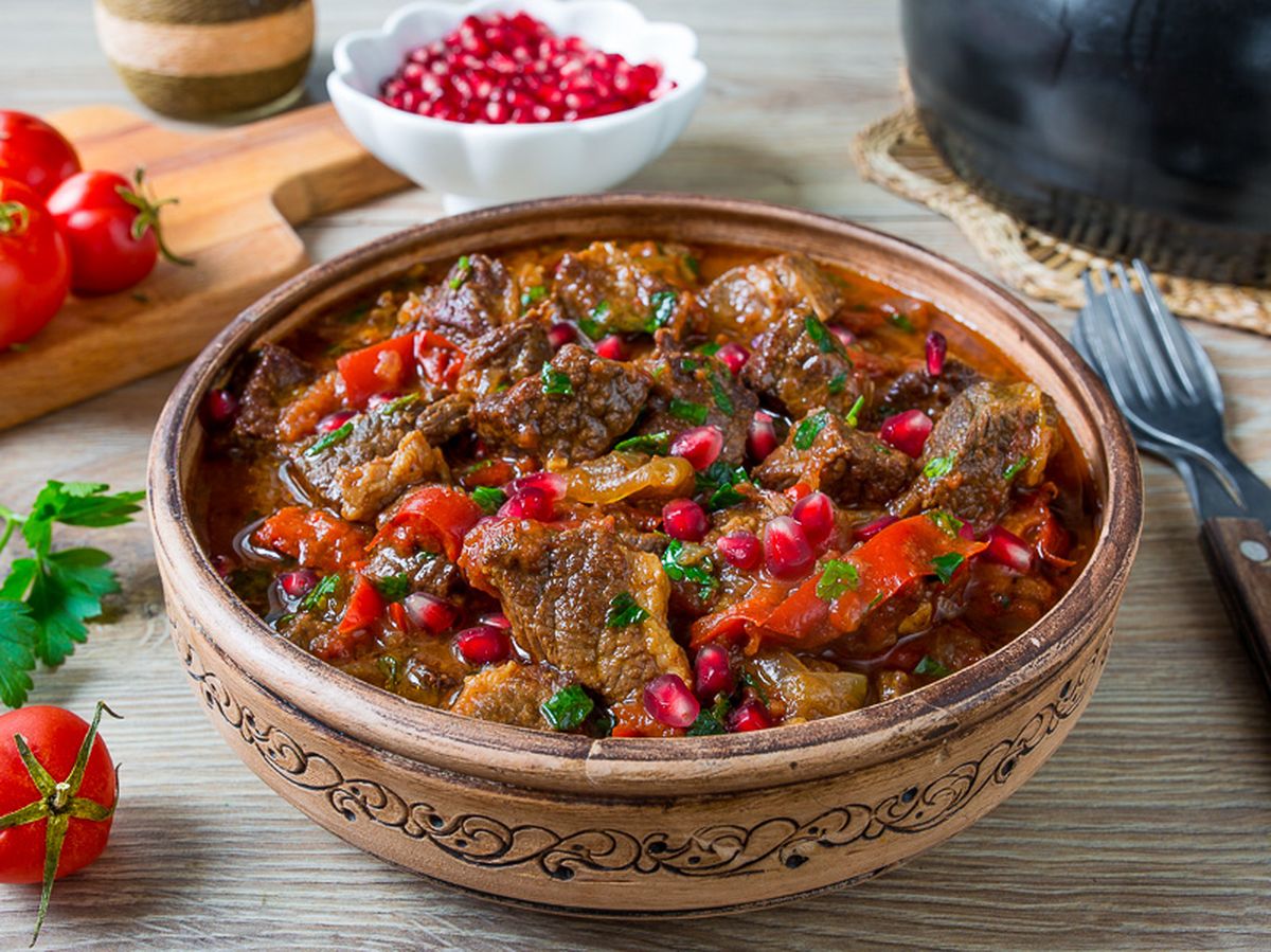 Çaşuşuli (mal əti, pomidor, bibər, soğan, sarımsaq, gürcü ədviyyatları) 